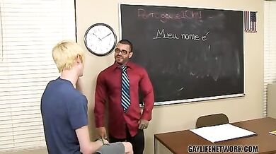 Studente omosessuale si fa scopare il culo in classe