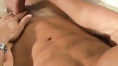 Bel maschio muscoloso si masturba