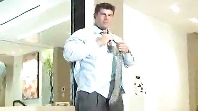 Bel maschio muscoloso si masturba