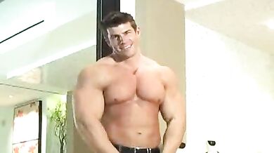 Bel maschio muscoloso si masturba