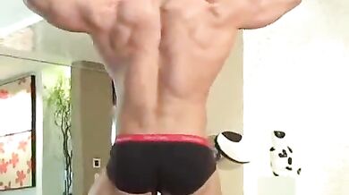 Bel maschio muscoloso si masturba