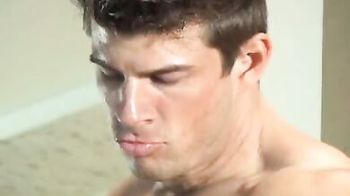 Bel maschio muscoloso si masturba