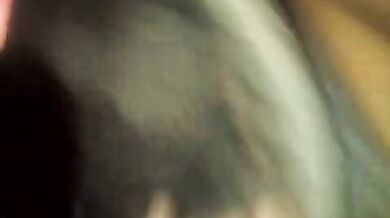 Si sega il pisello col piercing sulla cappella