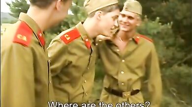 Soldati gay diciottenni si scopano il culo all'aperto