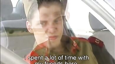 Soldati gay diciottenni si scopano il culo all'aperto