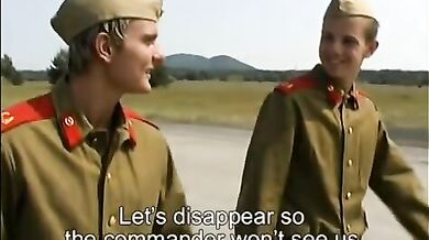 Soldati gay diciottenni si scopano il culo all'aperto