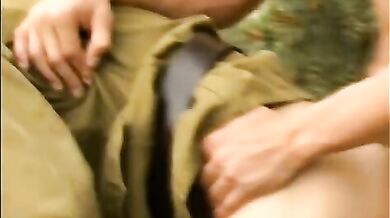 Soldati gay diciottenni si scopano il culo all'aperto