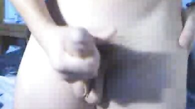 Giovane gay dilettante si sega in cam