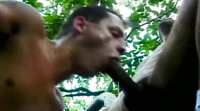 Omosex latini si inculano nella foresta