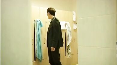 Studente gay scopato in bagno da tre compagni