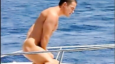 Due muscolosi amici scopano in barca
