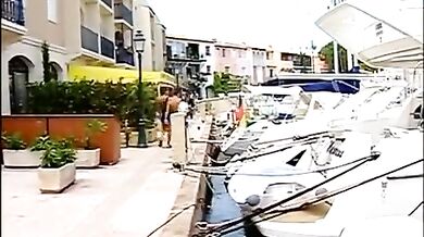 Due muscolosi amici scopano in barca