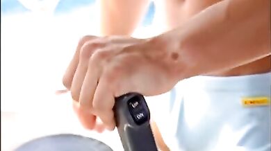 Due muscolosi amici scopano in barca