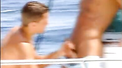 Due muscolosi amici scopano in barca