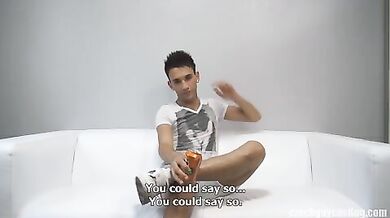 Giovane magro a un provino porno gay