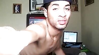 Giovane maschio latino si masturba cazzo e palle