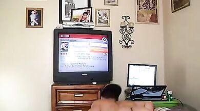 Giovane maschio latino si masturba cazzo e palle