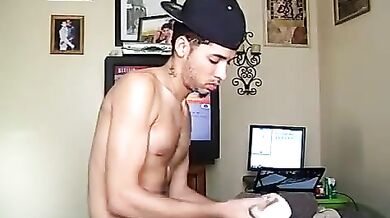 Giovane maschio latino si masturba cazzo e palle