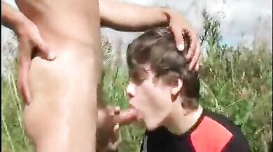 Twink succhia cazzo peloso all'aperto
