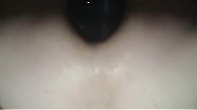 Lui cavalca un mega dildo nero