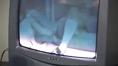 Si segano il cazzo sul divano