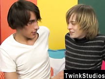 Timido twink biondo succhia