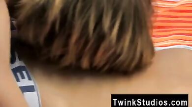 Timido twink biondo succhia