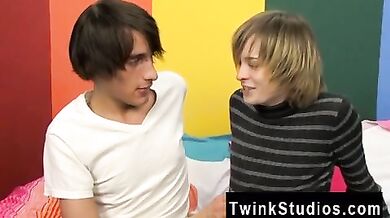 Timido twink biondo succhia