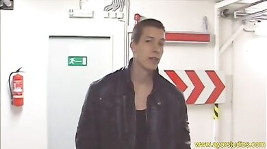 Un grosso pene gay da succhiare