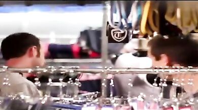 Commesso gay passivo scopato in culo