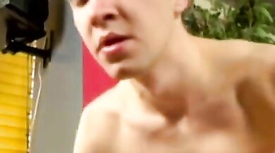 Ragazzo etero si fa succhiare il pisellone da amico gay