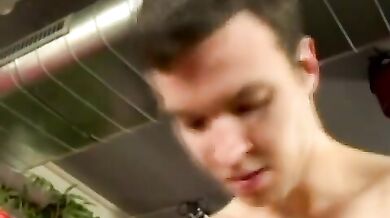 Ragazzo etero si fa succhiare il pisellone da amico gay