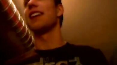 Ragazzo etero si fa succhiare il pisellone da amico gay