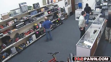 Ladro scopato in bocca e in culo