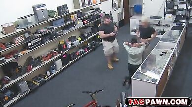 Ladro scopato in bocca e in culo