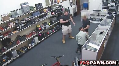 Ladro scopato in bocca e in culo