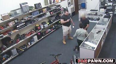 Ladro scopato in bocca e in culo