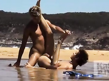 Scopata gay su una spiaggia oceanica