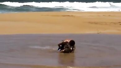 Scopata gay su una spiaggia oceanica