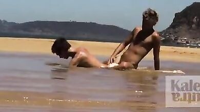 Scopata gay su una spiaggia oceanica