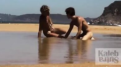 Scopata gay su una spiaggia oceanica