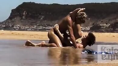 Scopata gay su una spiaggia oceanica