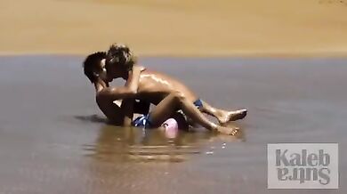 Scopata gay su una spiaggia oceanica