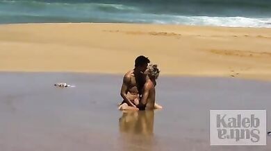 Scopata gay su una spiaggia oceanica