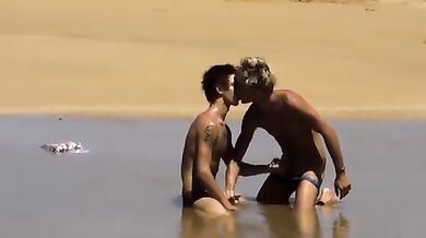 Scopata gay su una spiaggia oceanica