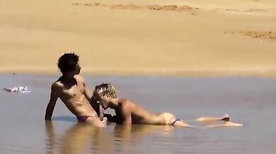 Scopata gay su una spiaggia oceanica