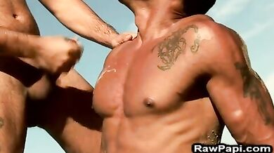 Scopata sulla sabbia di gay latini con un cazzo big