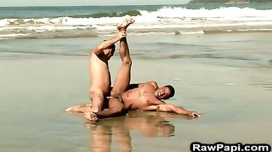 Scopata sulla sabbia di gay latini con un cazzo big