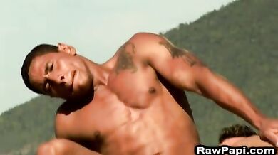 Scopata sulla sabbia di gay latini con un cazzo big