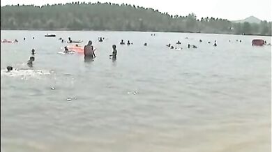 Twink guardone in spiaggia